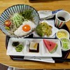 そば処 長嶺庵 - 山芋ぶっかけそば￥1200　左上の山芋に卵黄であっさりかつボリューム　中央は天ぷら3種(さつまいも、ミツバ、舞茸？)前に昆布とニガゴリの和え物、胡麻豆腐、スイカのデザート　シンプルで美味い