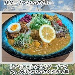 スパイスカレー高丸 - バターナッツと豆のカレー。左右のカレーとの相性が抜群です