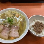 日陰 - 【海老ワンタンメン】と【しょうが丼】