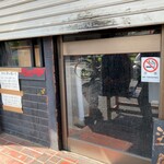 日陰 - 開店前　閉店告知の貼り紙も店休予定の貼り紙も無かった