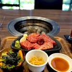 炭火焼肉 久 - 「永久ランチ」、3,950円。 炊きたての秋田こまち、お吸い物、ドリンクがついてきます。 サラダやナムルも旨い！