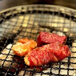 炭火焼肉 久 - ハラミに比内地鶏にカイノミ。 失敗しないよう、全集中です。 おっと、酒も飲まなきゃ。