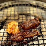炭火焼肉 久 - ちょっと焦がしすぎました・・ でも、旨〜。 肉汁が口の中を満たす〜。 無くなる前に、すかさず、ごはんをかきこみます。