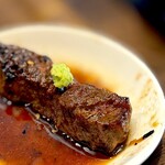 炭火焼肉 久 - サガリ、焼けました。 今度は上手に焼けた。 タレに絡ませ、山葵をたっぷりと。 あ〜、食べる前から旨い〜。 きめ細やかな和牛独特の肉質。 甘いタレ、上質な肉汁、軽やかな脂が口の中を蹂躙しまくります。 奈月セナの柔肌を味わってるようだ〜。 しらんけど。