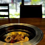 炭火焼肉 久 - 広いテーブルに炭。 無煙ロースターがいい仕事しててまったく煙くなりません。