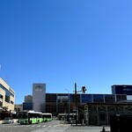 炭火焼肉 久 - 秋田駅前。 既に30℃超えで暑いんだけど、湿度が低いので木陰に入ると気持ちいい。