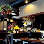 炭火焼肉 久 - カウンター席、テーブル席で20数人ほどのキャパ。 酒もいっぱいあって、焼肉屋の風情ではありません。 平日昼間はマダムたちの女子会が多そう。 あっとういう間に満席になりました。 焼き肉のニオイすらしません。