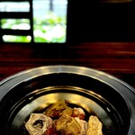 炭火焼肉 久 - 既にできあがった炭を配置し、準備OK。 光がきれいな空間。 なかなか素敵です。