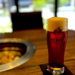 炭火焼肉 久 - まずはえびすの生。 濃い味わい、冷たくてホップが香ります。 旨い〜。