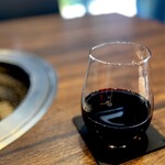炭火焼肉 久 - 赤ワインを急いでオーダー。 ささっと2杯がカラになりました・・