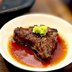 炭火焼肉 久 - まずは大きなヒレから。 山葵をたっぷりのせていただきます。 柔らかい〜。 溶ける〜。 旨〜。