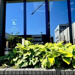 炭火焼肉 久 - お店前。 なかなかスタイリッシュで焼肉屋さんとは思えませんね。