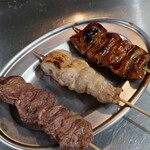 もつ焼つみき 神田駅前店 - 左からとろはつ、もも、しろ