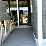 炭火焼肉 久 - 入口にはこんなにちゃんとしたスロープが設置されてて助かります。