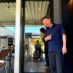 炭火焼肉 久 - オーナーが出迎えてくれました。 なかなかハンサムなんだけど、前から知ってるような人懐っこさ。 このオーナーが旨い肉を提供することへのこだわりと、客へのベネフィットをどう考えてるのか、 店に入ると間もなく理解できます。 これが名店。 アホな経営者は、クソ情報商材買う前に、ここに来い。 答えは5分で見つかるから。