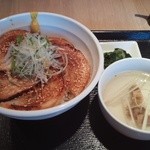 東京カルビ 羽田空港店 - 炙りチャーシュー丼とテールスープ