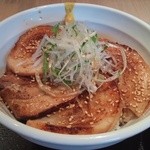 東京カルビ 羽田空港店 - 炙りチャーシュー丼