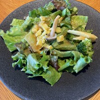 THE KINTAN STEAK - りんごのドレッシングのサラダ（中央の黄色の食材はさつまいも）