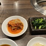 炭火焼肉 久 - 小松菜ナムルと白菜キムチ