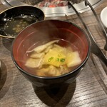 炭火焼肉 久 - ナメコ　舞茸　モツのお吸い物