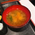 万両 - 味噌汁は、お味噌は少なめですが、出汁が効いて美味しい味噌汁でした。これが京都の味なのかな？