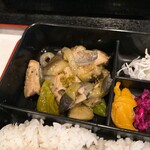 万両 - 鶏と野菜の万願寺唐辛子の炒め物です。辛くて美味しい。