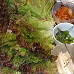 在日 韓国-朝鮮料理 KIM - サニーレタスと薬味