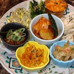 在日 韓国-朝鮮料理 KIM - 前菜の盛り合わせ