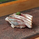 すし匠 - 鯵:米酢、ネギ生姜の当たり鉢で