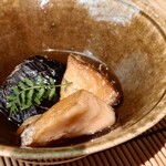 すし匠 - 黒鮑と茄子の揚げ浸し:山椒の葉と