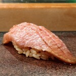 すし匠 - 熟成大トロ漬け(追リク):赤酢、氷の中で数日熟成