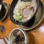 らあ麺 やったる 新宿店 - 