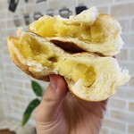 ブーランジェリ･エ･カフェ　オブジェ - 栗あんパンの断面♡こちらも自然解凍でひんやりしたまま頂きました！見てくださいこの断面、しっとりパン生地の中に潜んでいる見事な黄金色の栗餡を！ねっとり蕩ける様な食感に優しい栗の甘さ…！美味♡