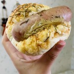 ブーランジェリ･エ･カフェ　オブジェ - お持ち帰り♡ホワイトソーセージのハーブブレッド♡新作の中で群を抜いて大好き〜！♡チーズのを纏ったふんわりパン生地にドン！と乗せられた国産のホワイトソーセージ、お味も風味も最高。