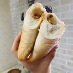 ブーランジェリ･エ･カフェ　オブジェ - オリーブのフランスパンの断面♡中にはフライドオニオン、オリーブが丸ごと入っております！オリーブの塩気がハード系のパン生地とよく合う一品。お酒とも合いそう…！♡