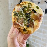 ブーランジェリ･エ･カフェ　オブジェ - お持ち帰りパン♡ネギとみそベーコン♡お世話になってます♡オブジェさんの調理パンの中でTOP3に入るくらい大好きなこちら。シャキシャキなネギと甘辛く味付けされたベーコン…！でもくどくない、本当に美味。