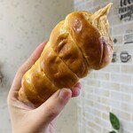 ブーランジェリ･エ･カフェ　オブジェ - お持ち帰り♡ピーナッツコルネ♡今回は自然解凍でひんやりしたまま頂きました！ミッチミチに詰まった濃厚なピーナッツクリーム､まったりねっっっとり！！頬張る幸せとはこう言う事です♡♡