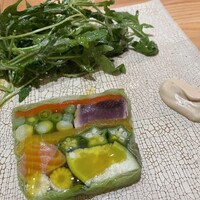 尾山台 山田 - ③魚介と季節野菜のテリーヌ（水茄子、ヤングコーン、パプリカ、アスパラ、サーモン、カツオ）