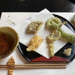 郷土料理ともん - 山菜と夏野菜などの天ぷら