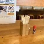 こがね製麺所 - シンプルな卓上。