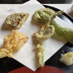郷土料理ともん - 山菜と夏野菜などの天ぷら