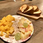 創作料理Ryota  - ・ブルガリア産フォアグラテリーヌと農家直送桃と沖縄産キーツマンゴー　自家製ブリオッシュと（￥4,990）