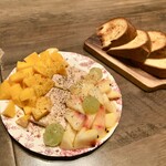 創作料理Ryota  - ・ブルガリア産フォアグラテリーヌと農家直送桃と沖縄産キーツマンゴー　自家製ブリオッシュと（￥4,990）