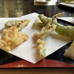 郷土料理ともん - 山菜と夏野菜などの天ぷら