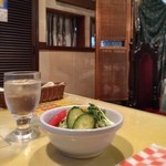 タンドール - カレーはサラダ付き。意外とたっぷりボリューム♪