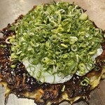 お好み焼 きじ 品川店 - お店お勧めのスジ焼き。ネギも新鮮