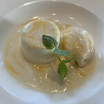 ドゥ・リヨン - アーモンド風味のブランマンジェ
      メロンのクリームソース