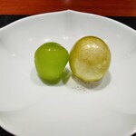 奈良屋町 青 - 【写真⑫】シャインマスカット、ヨーグルトムース入り飴細工、4種のハーブのアイスクリーム、白葡萄ゼリー