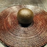 奈良屋町 青 - 【写真①】フォアグラ、豚足、トリュフ餡入り黒饅頭　