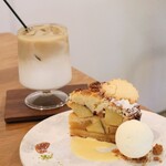 ハナツムリ - 【2024.09】キャラメルりんごと焼き芋のタルト・バニラアイス添え(税抜650円)、ほうじ茶ラテ・ICE(税抜500円)